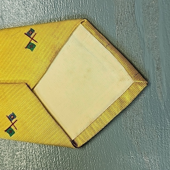 BANCROFT Tie, Handmade pure silk. Vintage, mustard color with small flags. - Picture 6 of 6